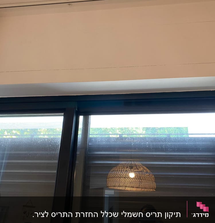 תריסים סגורים על חלון זכוכית עם מסגרת שחורה